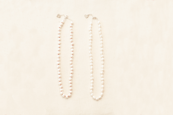 Collar Emily con perlas de río enhebradas con la técnica de enfilado de perlas. Bruselas Joyería Contemporánea