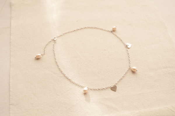 Collar Popurrí: corazones y perlas de río con cadena de plata. Bruselas Joyería Contemporánea
